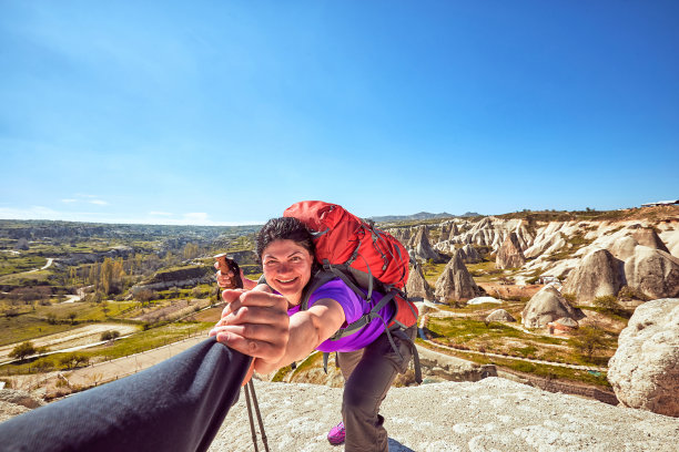 在夏天登山时，一只帮助之手。图片下载