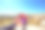 在夏天登山时，一只帮助之手。图片下载