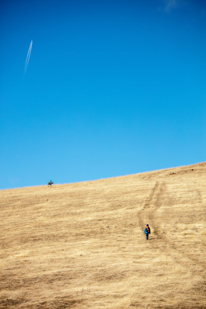 孩子们在秋天爬山图片下载