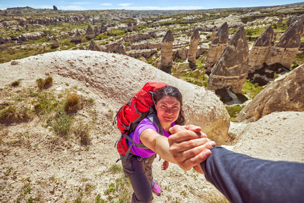 在夏天登山时，一只帮助之手。图片下载