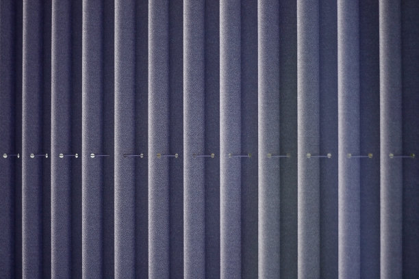 蓝色装有百叶窗板的表面。近距离拍摄的jalousie /百叶窗/百叶窗。摘要室内背景。现代建筑的细节。图片下载