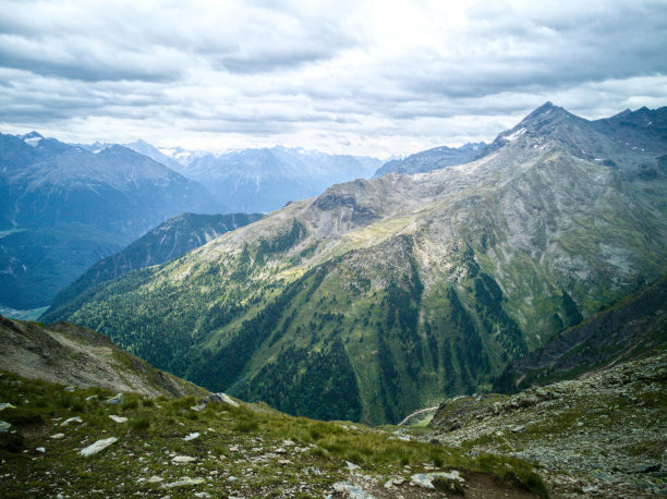 位于阿尔卑斯山的山脉图片下载