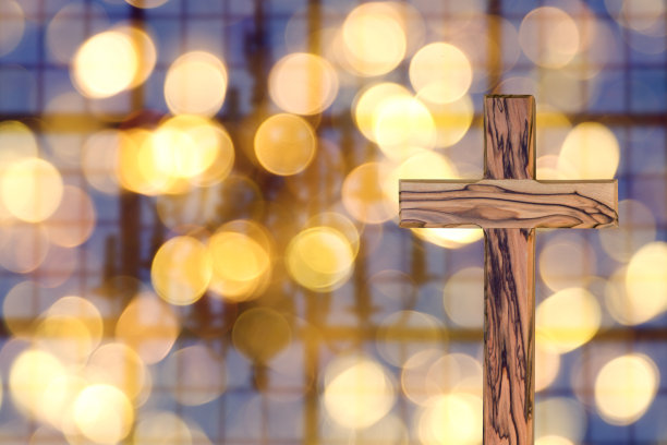 木质宗教十字架与散景灯图片下载