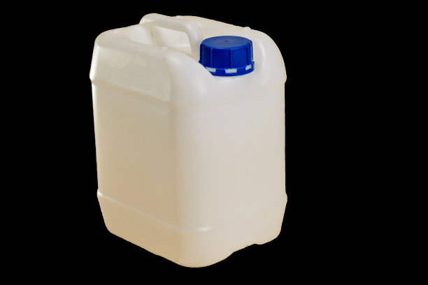 塑料罐在黑色背景与剪切路径图片下载