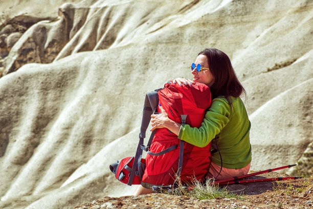 带着背包和帐篷在山里探险。图片下载