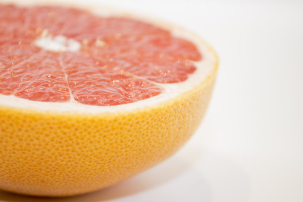 多汁的葡萄柚近距离观看白色的背景图片下载