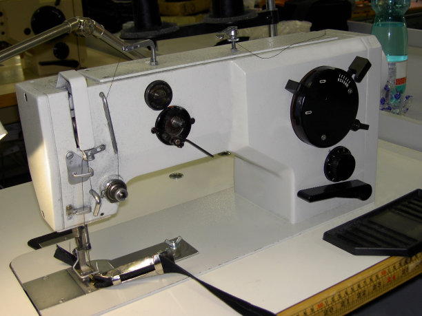 桌上的缝纫机白了图片下载