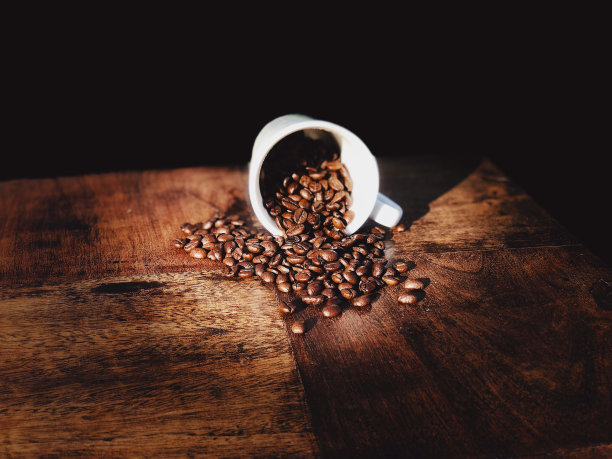 洒出的咖啡豆图片下载