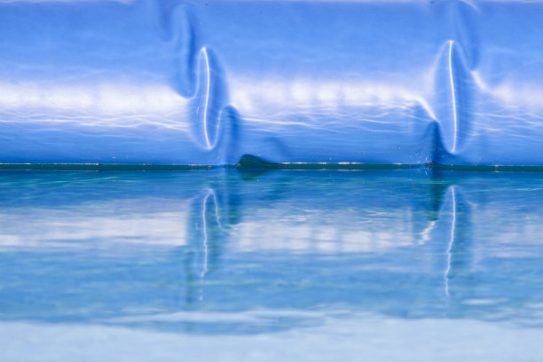 水反射在充气池环。图片下载