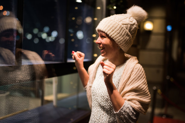 快乐的女人在圣诞购物。图片下载