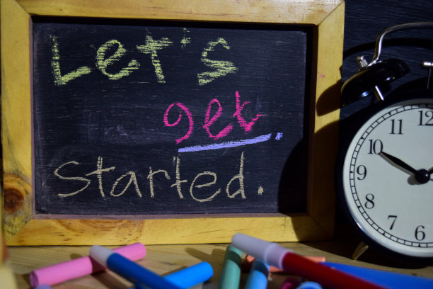 让我们开始短语彩色手写在黑板上。图片下载