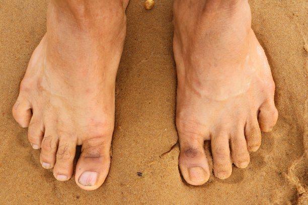 脚在沙滩上图片下载