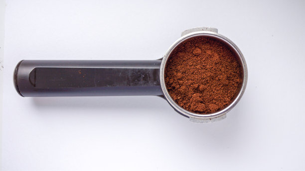 白色背景上的咖啡滤镜图片下载