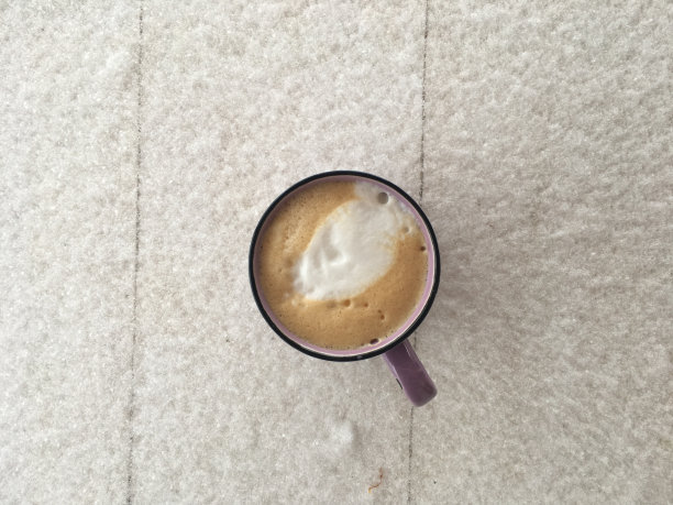 白木和雪地上的热咖啡卡布奇诺拿铁图片下载