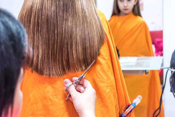 近距离理发手剪女孩的头发图片下载