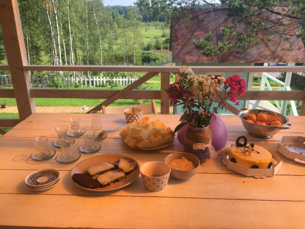 夏天在乡间别墅的阳台上吃早餐图片下载