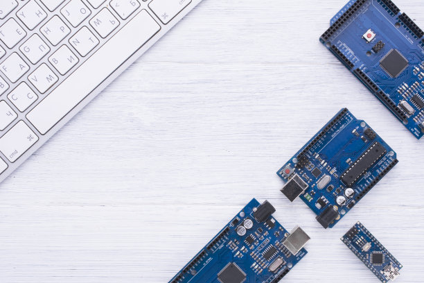 DIY板平面布置在木制背景上。教育用电子车间部件。图片下载