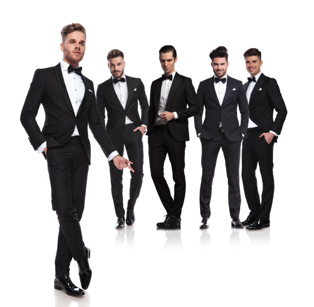 领队放松地站在新郎面前，打响指图片下载