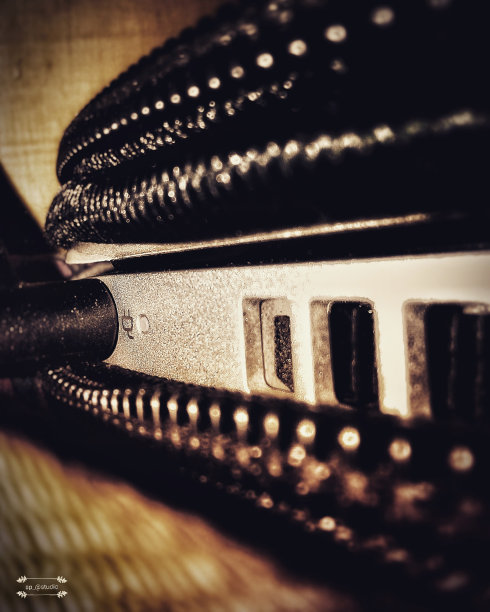 笔记本电脑插头图片下载