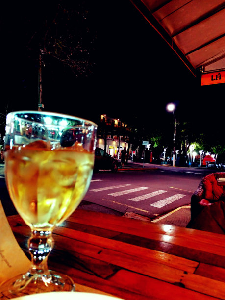 喝一杯城市夜晚的酒图片下载