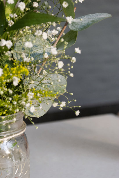 在中美洲，第一次洗礼或第一次圣餐时，餐厅餐桌上精致的花卉布置。危地马拉。图片下载