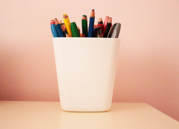 里面有白色的笔筒和铅笔图片下载