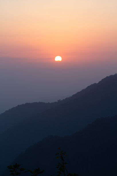 日落在山上，山的剪影图片下载