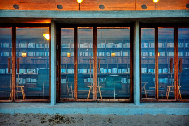 海边的图书馆图片下载