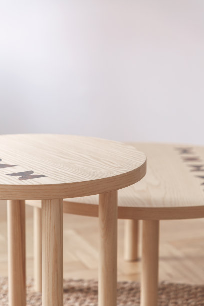 白色小客厅内部的木制圆桌。真实的照片图片下载