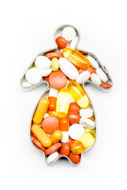 药丸呈女性形状，白色背景，孤立图片下载