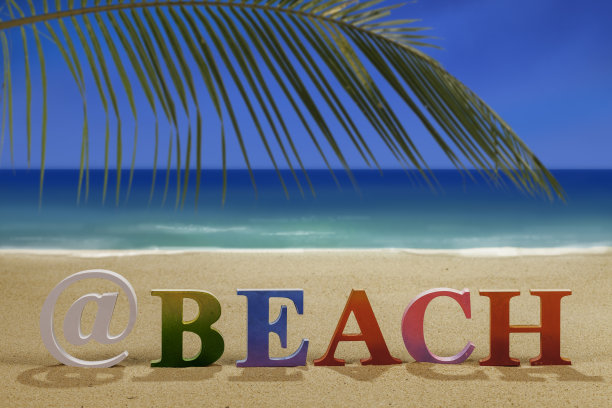 沙滩上写着五颜六色的字母图片下载