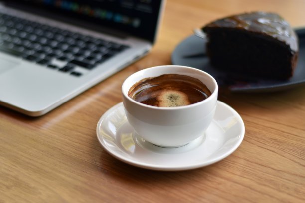 工作中的咖啡图片下载