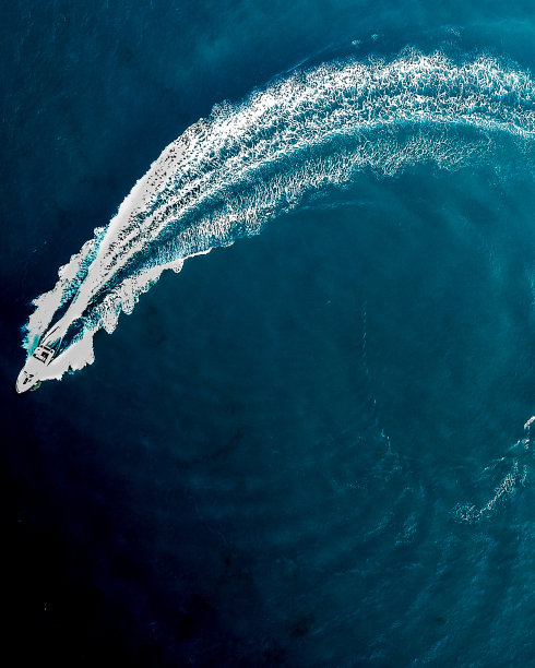 海上船只的高角度视图图片下载