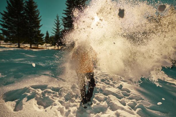 雪中的女人。图片下载