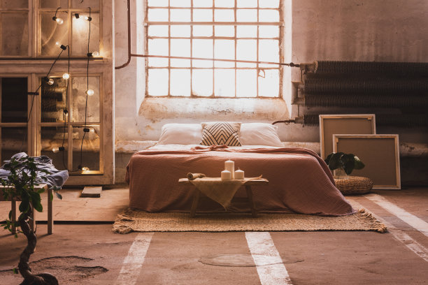 窗户上面的床和垫子在日本卧室内部盆景和灯。真实的照片图片下载