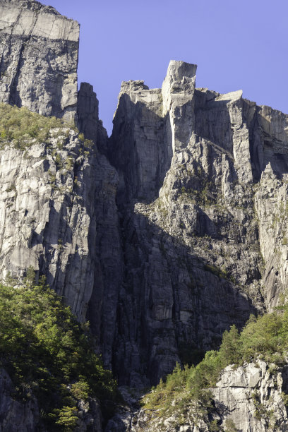 俯瞰挪威吕瑟峡湾水道的讲坛岩石图片下载
