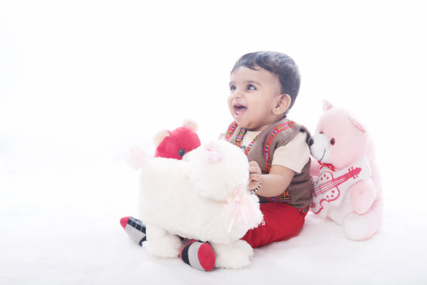 快乐的小男孩玩软玩具图片下载