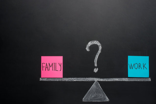 事业平衡对家庭和工作都有问号。正确的选择。图片下载