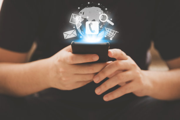 一名男子的手拿着带有符号图标的智能手机(邮件、电话、支付、网上购物、搜索、保存)图片下载