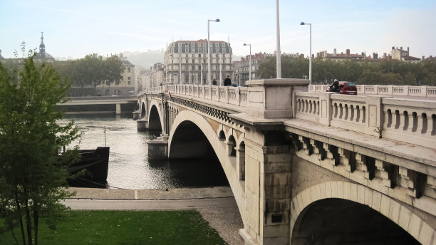 桥在里昂图片下载