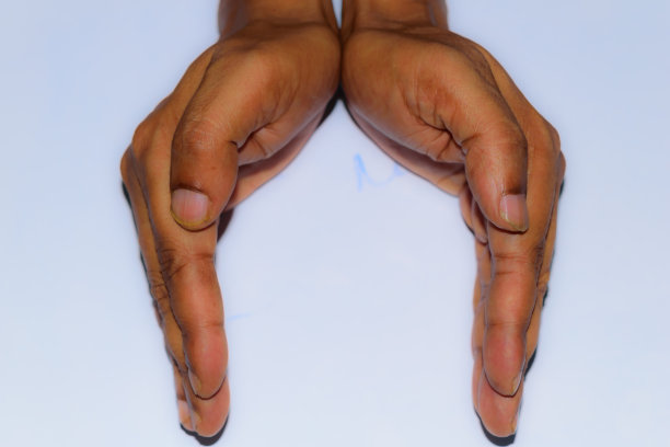 手持虚拟对象，孤立在白色背景。关闭手和手臂与裁剪路径。可以用于显示您的产品。孤立的女性手触摸或指举或做某事。图片下载