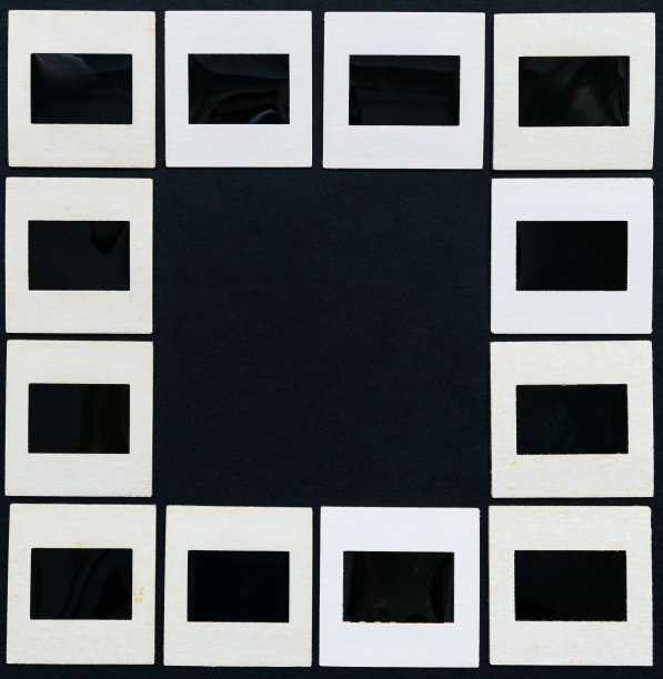 复古空白照片幻灯片上的黑色背景与自由空间图片下载