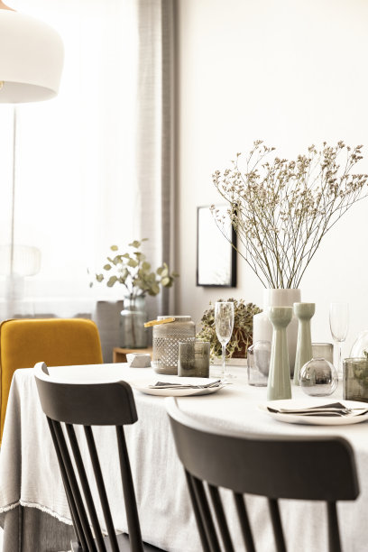 近距离的椅子和桌子与花和餐具在餐厅内部。真实的照片图片下载