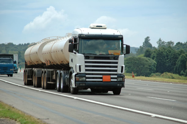 白色的大双缸正在下坡图片下载