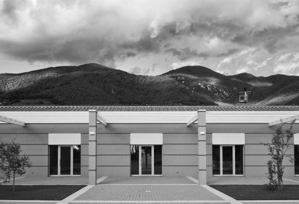 自然环境中的现代预制建筑图片下载