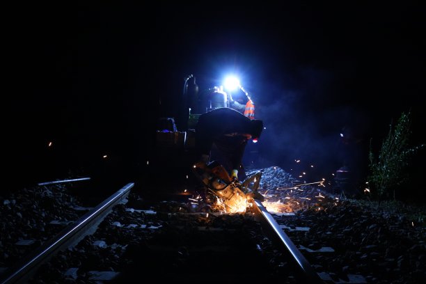 在黑暗中进行铝焊图片下载