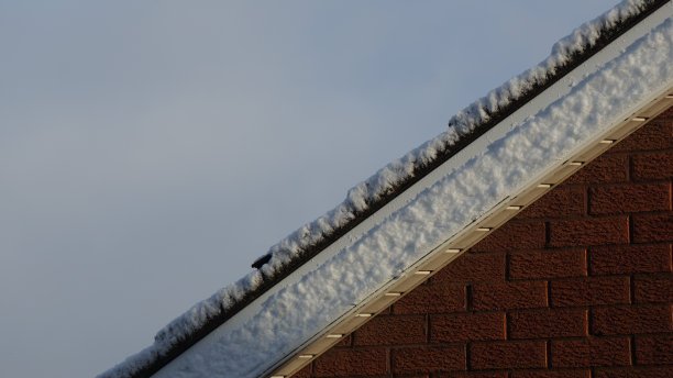 屋顶屋檐上的雪图片下载