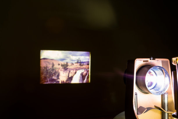 老式照片幻灯片投影机显示老照片幻灯片在黑暗的房间图片下载