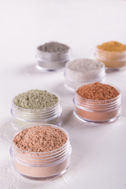 一套不同的化妆粘土泥粉在白色的背景图片下载