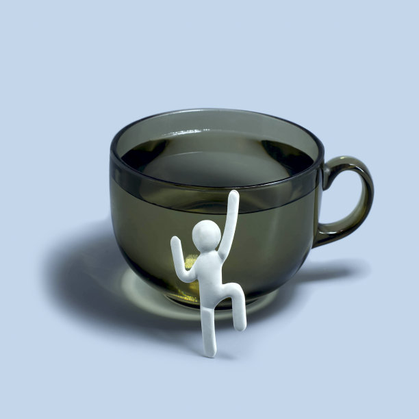 小纸人试图够到大杯子的边缘图片下载